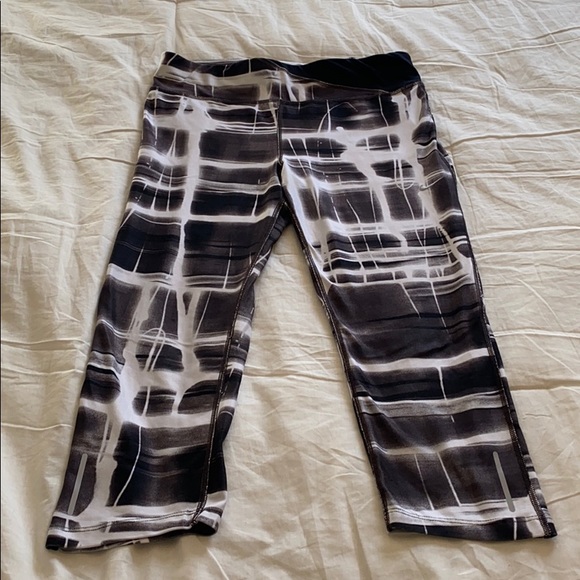 Nike Pants - NIKE Dri Fit Leggings in Black & White Print Capri